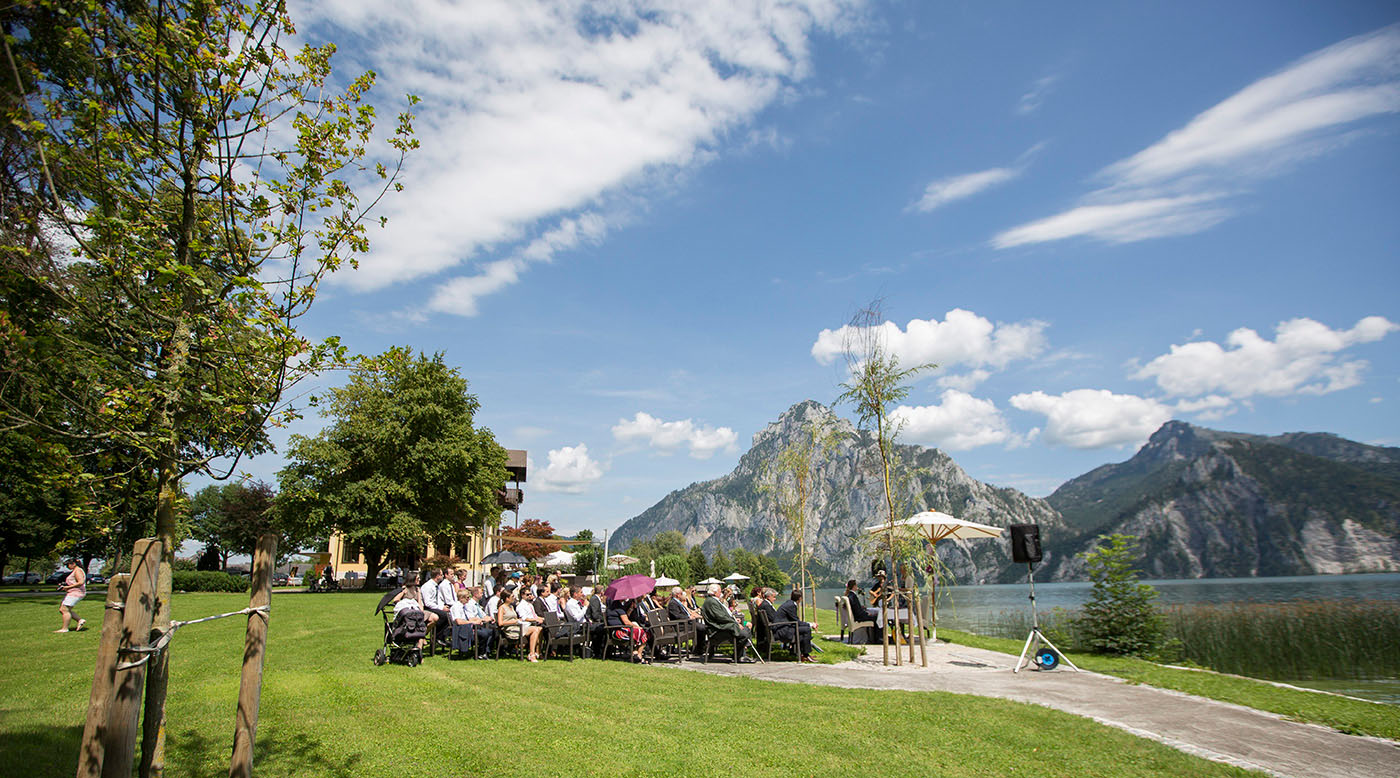 Hochzeitsfeier im Park am See Spitzvilla