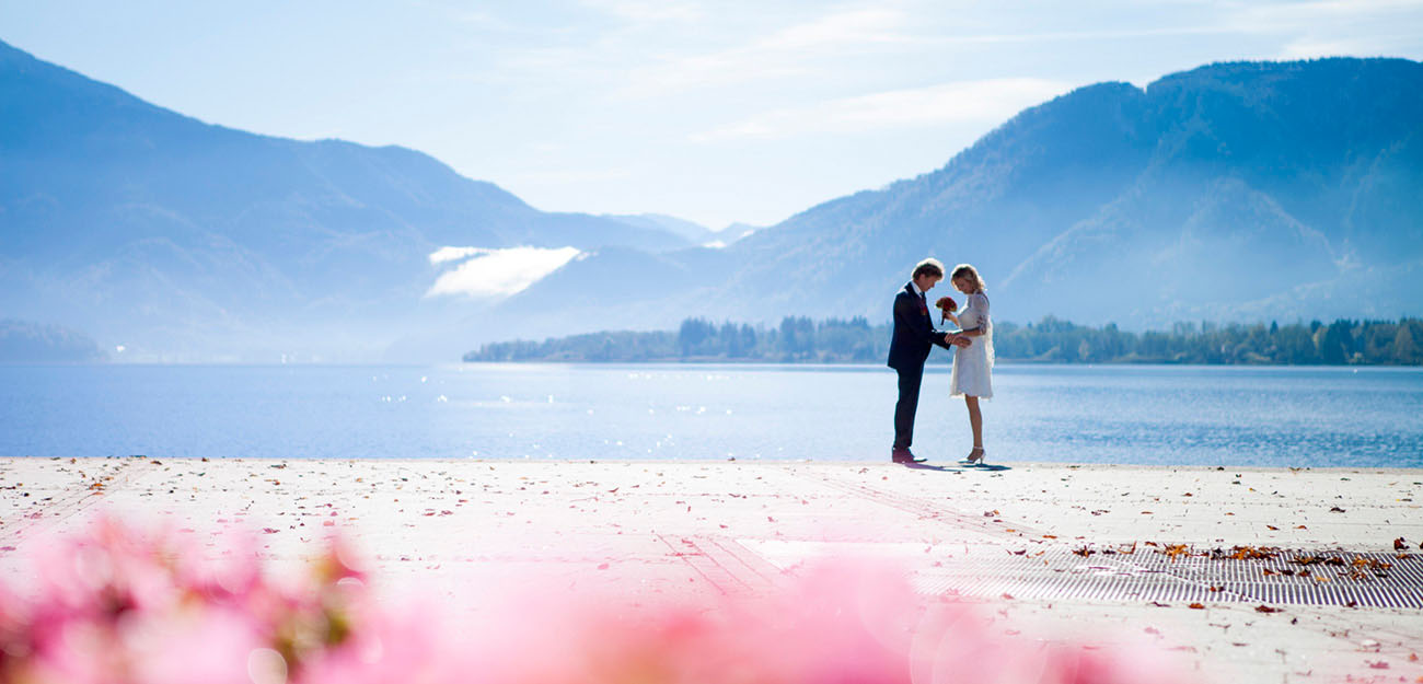 Brautpaar am Strand Schloss Mondsee