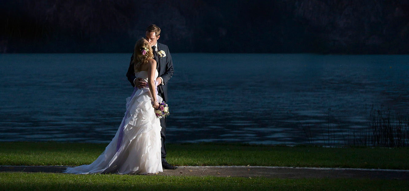 Brautpaar bei Nacht am See
