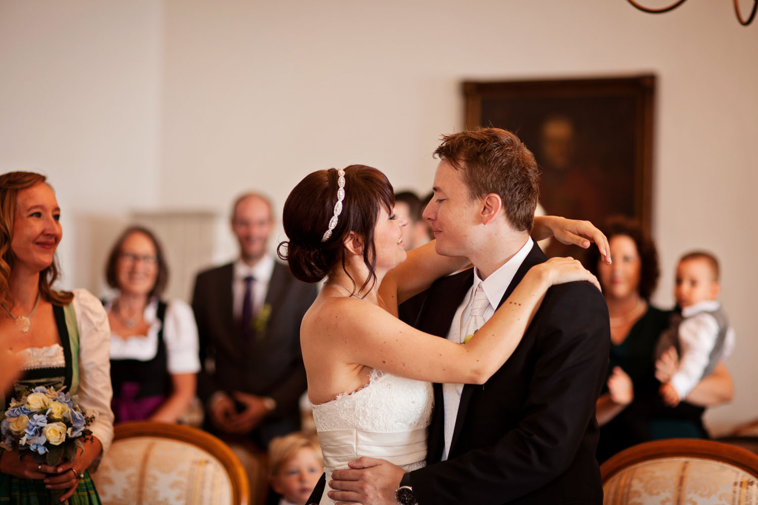 wedding kiss schloss orth