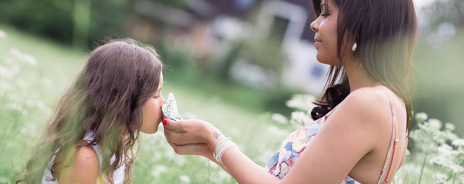 Mutter und Tochter in der Natur
