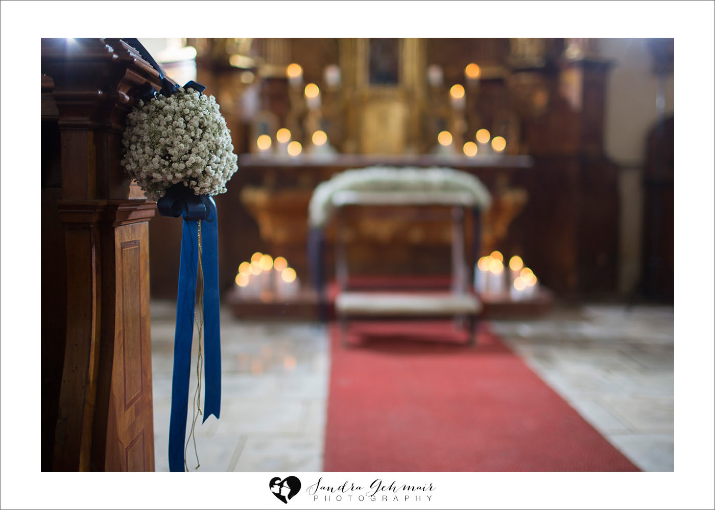winterhochzeit_deko_altar_kirche